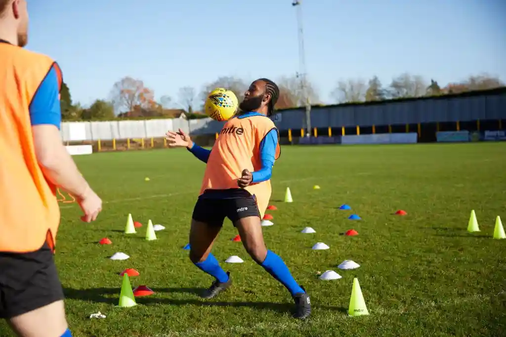 Những bài tập nâng cao kỹ năng xử lý bóng bước một trong bóng đá 4 Cầu thủ cần tập khống chế banh rơi từ trên cao xuống