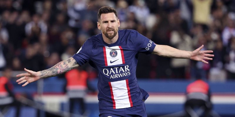 Lionel Messi: Hành trình trở thành GOAT của bóng đá thế giới 5 Messi khoác áo PSG ngay sau khi rời Barca