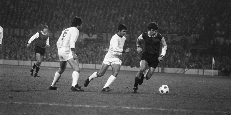 Lịch sử hình thành và phát triển của bóng đá thế giới 3 Các giải đấu đầu tiên được tổ chức tại Anh